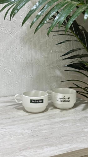 كوب اسبريسو عليه شعار الهوية الوطنية