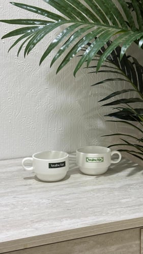 كوب اسبريسو عليه شعار الهوية الوطنية