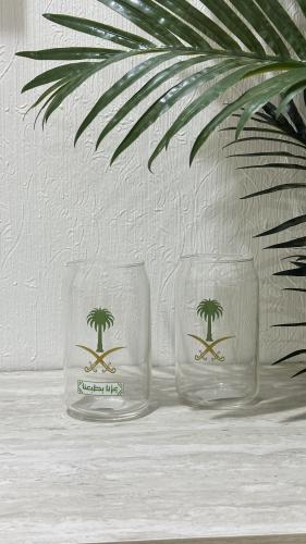 اكواب بشعار سيفين ونخلة