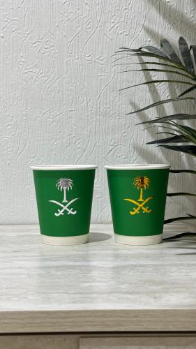 كوب بتصميم سيفين ونخلة