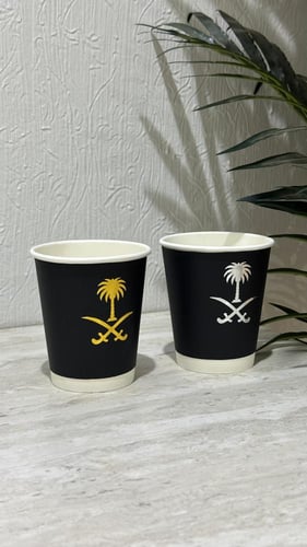 كوب بتصميم سيفين ونخلة