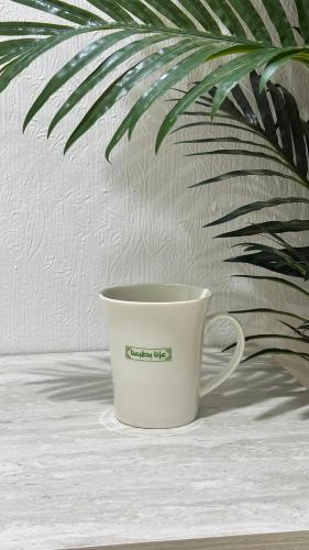 كوب عليه شعار الوطنية