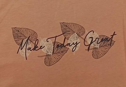 بجامه نسائي برتقالي فاتح بطبعة أوراق شجر