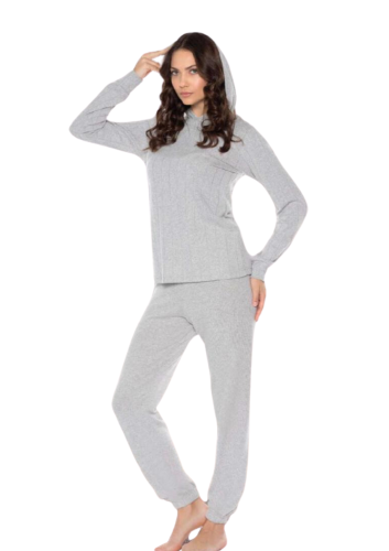 بجامه نسائي رمادي بغطاء رأس