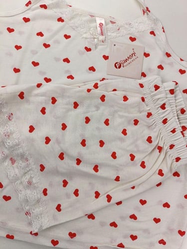 بجامه نسائي قصيرة ابيض بطبعة قلوب