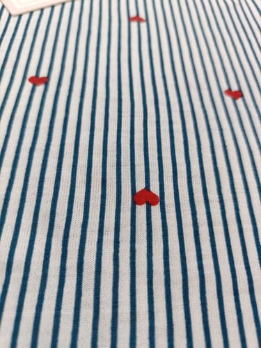 بجامه نسائي قصيرة مقلمة بطبعة قلوب