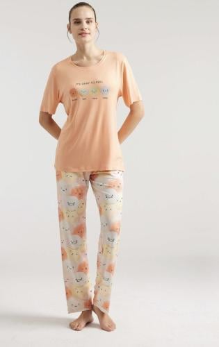 بجامه نسائي بطبعة الايموجي مود