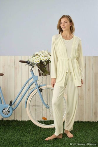 بجامه نسائي بيج فاتح مع روب