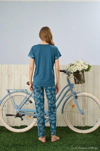 بجامه نسائي بطبعة أوراق شجر