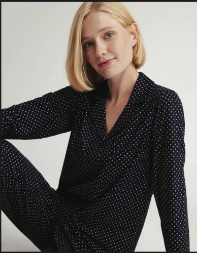 بجامه نسائي اسود منقطة بأزرار