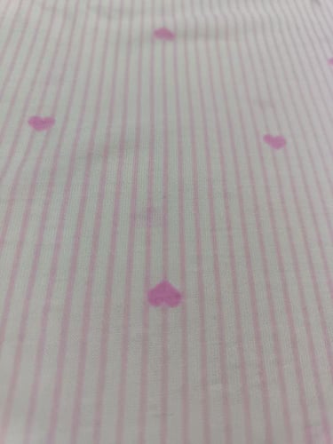 بجامه نسائي قصيرة وردي مقلم بطبعة قلوب