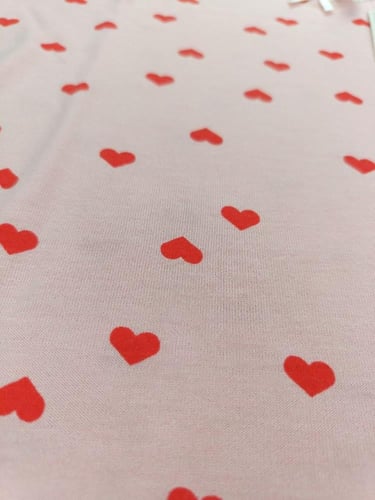 بجامه نسائي قصيرة وردي بطبعة قلوب