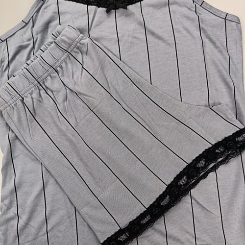 بجامه نسائي رمادي مخطط قصيرة