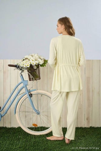 بجامه نسائي بيج فاتح مع روب