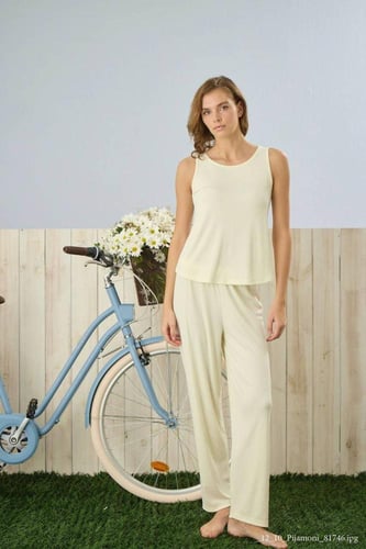 بجامه نسائي بيج فاتح مع روب