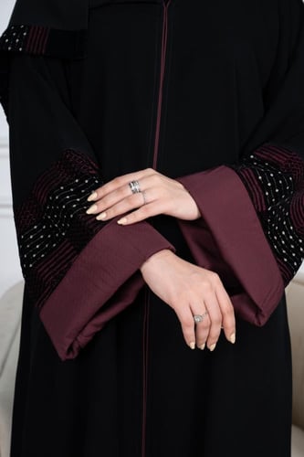 عباية كريب فيراري درجة أولى بتطريز عنابي وذهبي