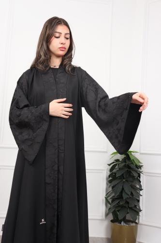 عباية سوداء فاخرة بنقوش زهرية وياقة طويلة