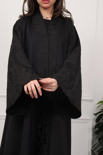 عباية سوداء فاخرة بنقوش زهرية وياقة طويلة