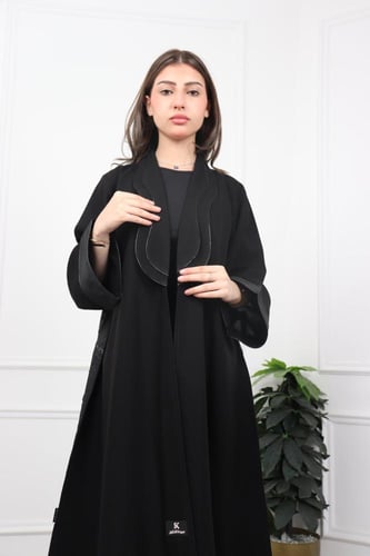 عباية سوداء أنيقة بتفاصيل زخرفية مميزة