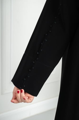 عباية كريب بسواد فاحم