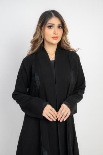 عباية نص كلوش بكسرات أنيقة وتطريز منثور بلمسة صوف...