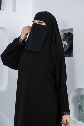 عباية رأس بكلفة ترتر على حواف الاكمام