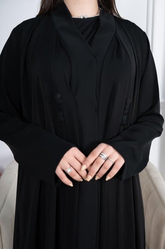 عباية بكسرتين بأزرار ديكور على الصدر