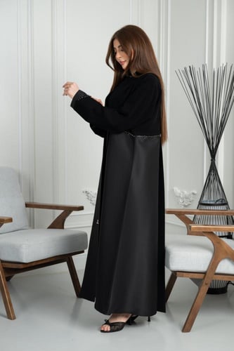 عباية كريب مع تفتة كوري درجة اولى مرصعة بتطريز فخم