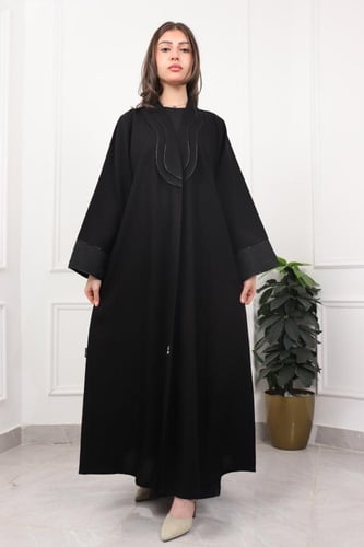 عباية سوداء أنيقة بتفاصيل زخرفية مميزة