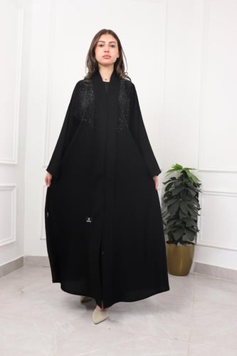 عباية نصف القمر: فن الإتقان والتميز"