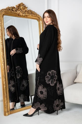 عباية كريب سوداء بتطريز زهور أنيق ولمسات خرز راقية