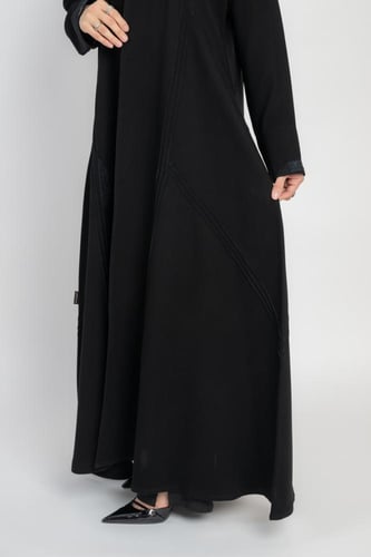 عباية نص كلوش بكسرات أنيقة وتطريز منثور بلمسة صوف...