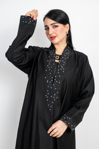 عباية لف نص كلوش بتطريز ابيض واسود وخرز يدوي على ا...