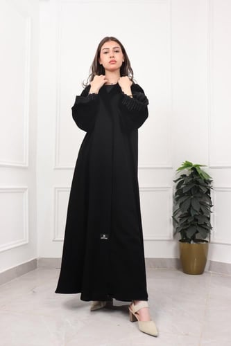 عباية ملكية مخملية بتفاصيل يدوية فاخرة