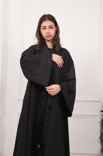 عباية سوداء فاخرة بنقوش زهرية وياقة طويلة