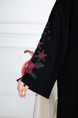 عباية كريب فيراري أنيقة وفاخرة بأكمام مربعة ومبطنه