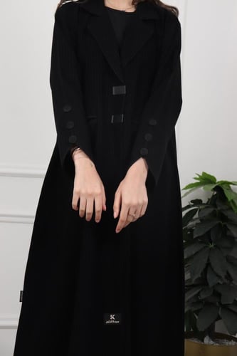 عباية بقفلة زرار مع جيوب وزرار على الكمام