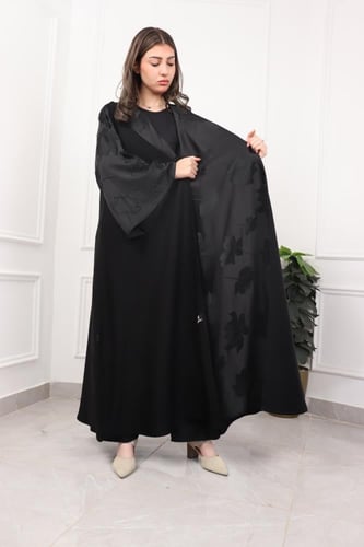 عباية سوداء بتطريز ورقة شجر مزينة بالفصوص