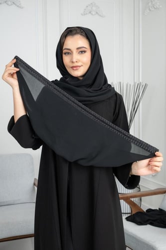 طرحة كوري بكلفة خطين على الأطراف وتطريز