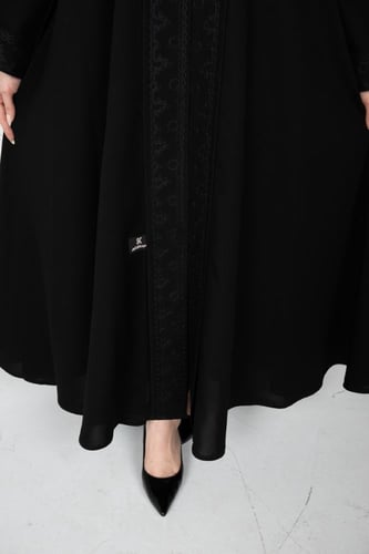 عباية مينمت كتان مطرزة بتصميم كلوش فاخر