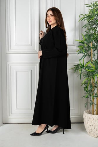 عباية كريب سوداء بتصميم عملي وأنيق