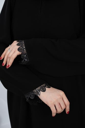 عباية رأس بكلفة ترتر على حواف الاكمام