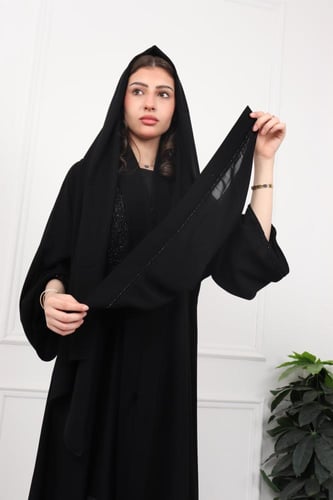 عباية نصف القمر: فن الإتقان والتميز"