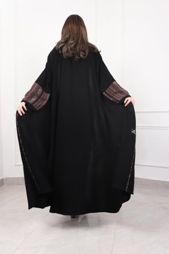عباية سوداء بلمسات كشميرية أنيقة