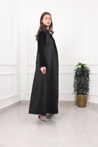 عباية مخمل أسود: تألقي بإطلالة راقية وفريدة