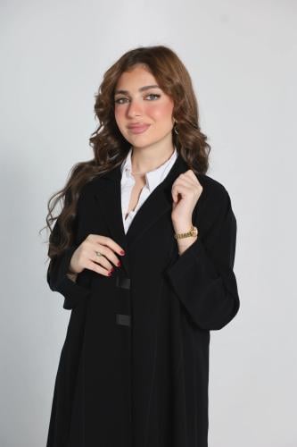 عباية كريب سوداء بتصميم عملي وأنيق