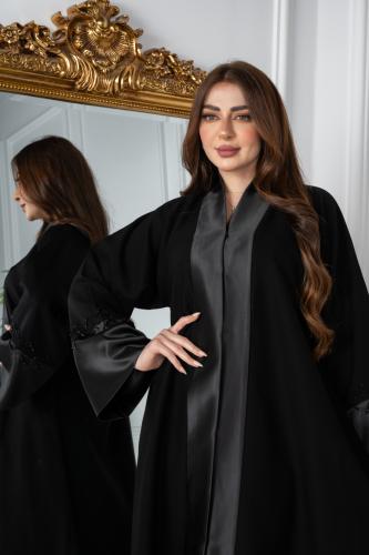 عباية أنيقة مع ياقة مميزة وأكمام مطرزة بالخرز