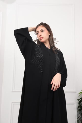 عباية نصف القمر: فن الإتقان والتميز"