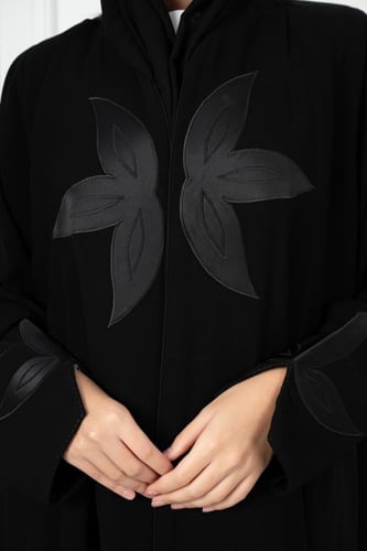 عباية كريب ملكي درجة أولى بأكمام وردة عادية