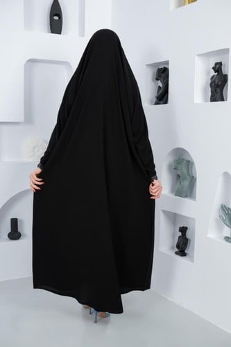 عباية رأس بكلفة ترتر على حواف الاكمام